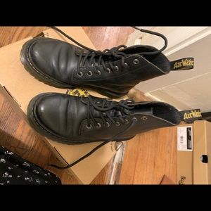 DR.MARTENS WOMENS LUANA COMBAT BOOT - BLACK